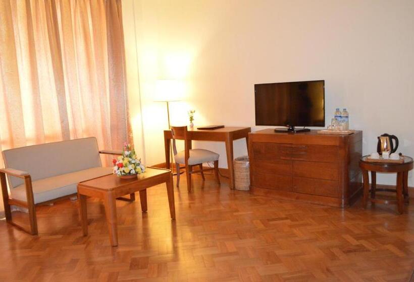 اتاق لوکس با تخت بزرگ, Inya Lake Hotel Yangon
