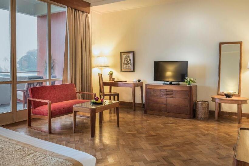 اتاق لوکس با تخت بزرگ, Inya Lake Hotel Yangon