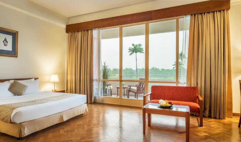 اتاق لوکس با تخت بزرگ, Inya Lake Hotel Yangon