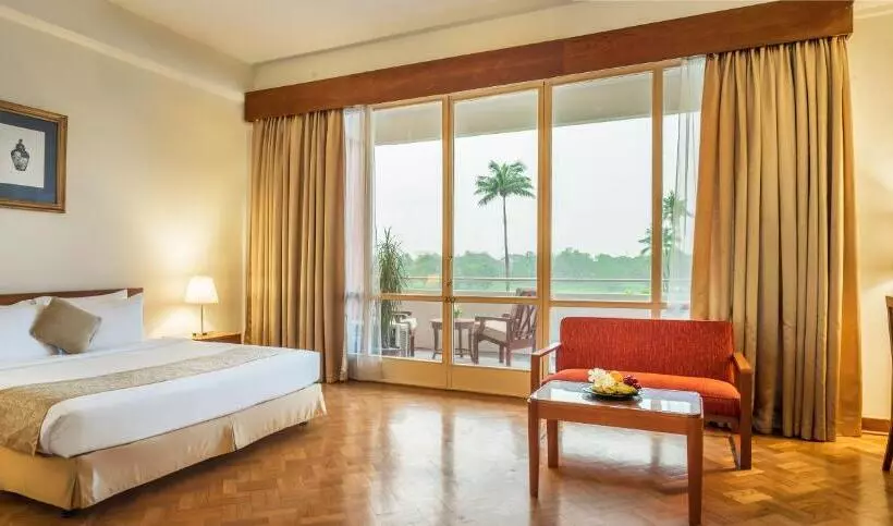 اتاق لوکس با تخت بزرگ, Inya Lake Hotel Yangon