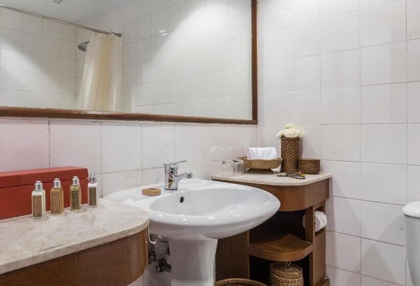 اتاق لوکس با تخت بزرگ, Inya Lake Hotel Yangon