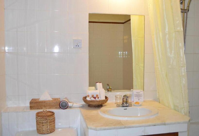 اتاق لوکس با تخت بزرگ, Inya Lake Hotel Yangon