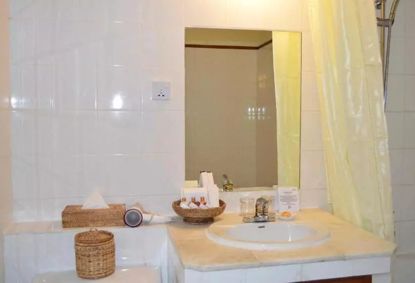 اتاق لوکس با تخت بزرگ, Inya Lake Hotel Yangon