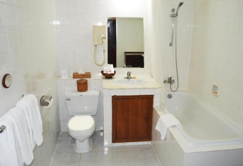 اتاق سوپریور با تخت بزرگ, Inya Lake Hotel Yangon