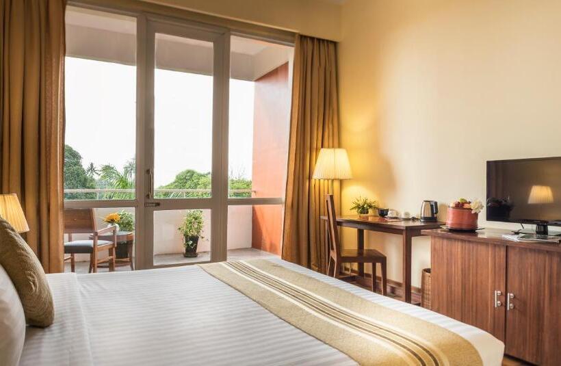 اتاق سوپریور با تخت بزرگ, Inya Lake Hotel Yangon
