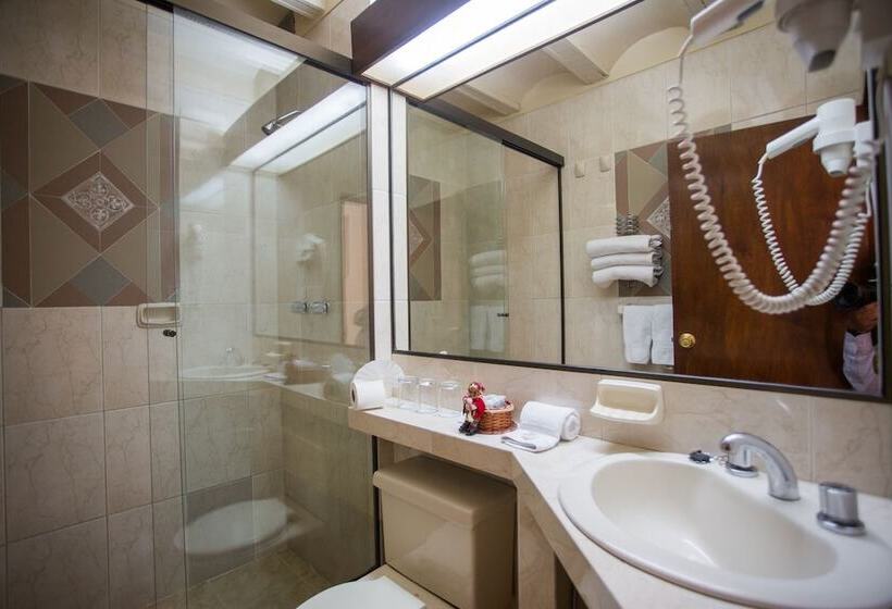 اتاق استاندارد سه نفره, Rosario La Paz