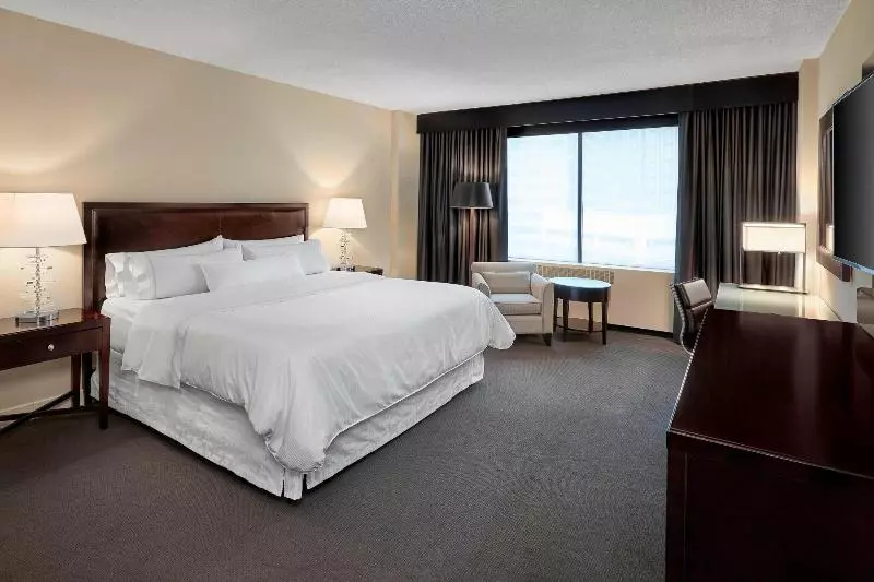 اتاق استاندارد با تخت بزرگ, The Westin Edmonton