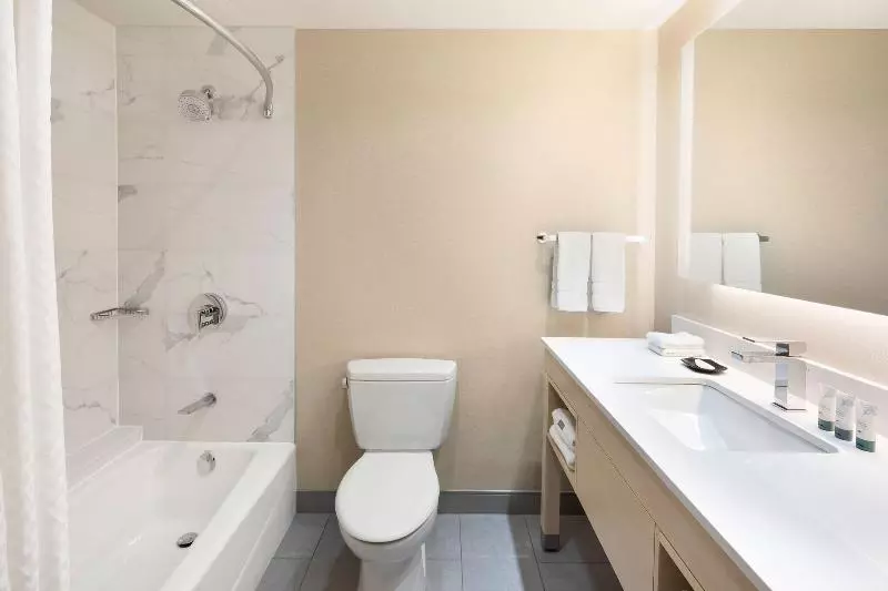 اتاق استاندارد با تخت بزرگ, The Westin Edmonton