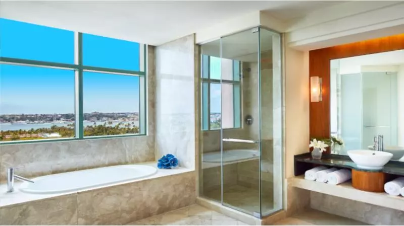 اتاق استاندارد با بالکن, Century Plaza