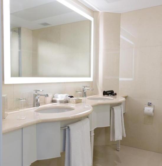 Suite with lake view, Chateau Vaudreuil