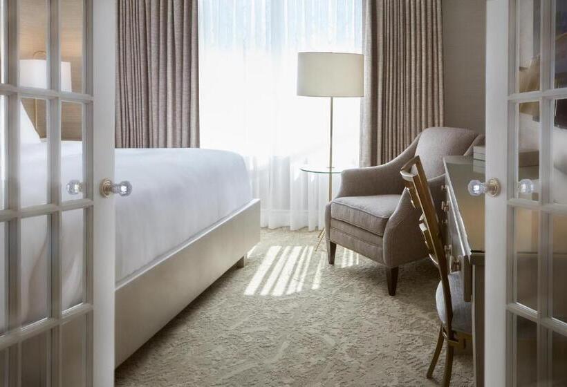 Suite with lake view, Chateau Vaudreuil