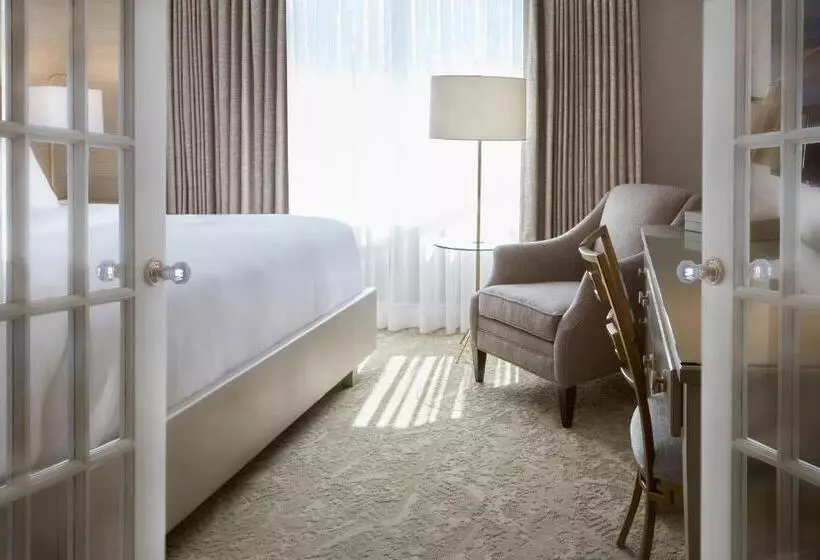 Suite with lake view, Chateau Vaudreuil