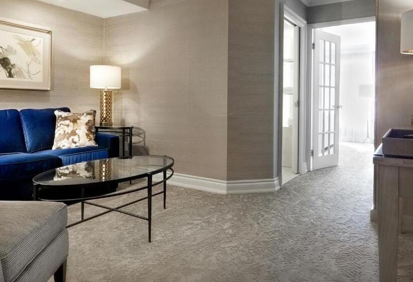 Suite with lake view, Chateau Vaudreuil