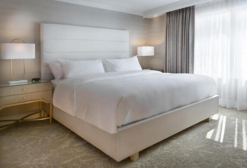 Suite with lake view, Chateau Vaudreuil