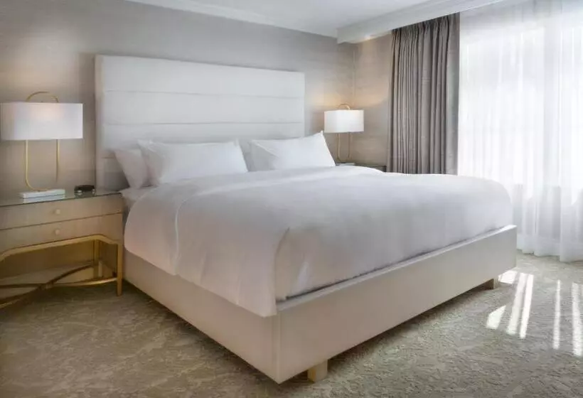 Suite with lake view, Chateau Vaudreuil