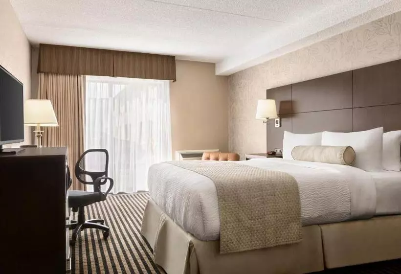 キングサイズベッドのデラックスルーム, Days Inn By Wyndham Miramichi Nb
