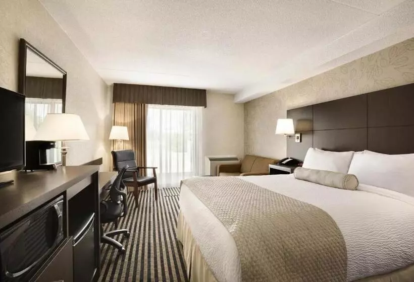 キングサイズベッドのデラックスルーム, Days Inn By Wyndham Miramichi Nb