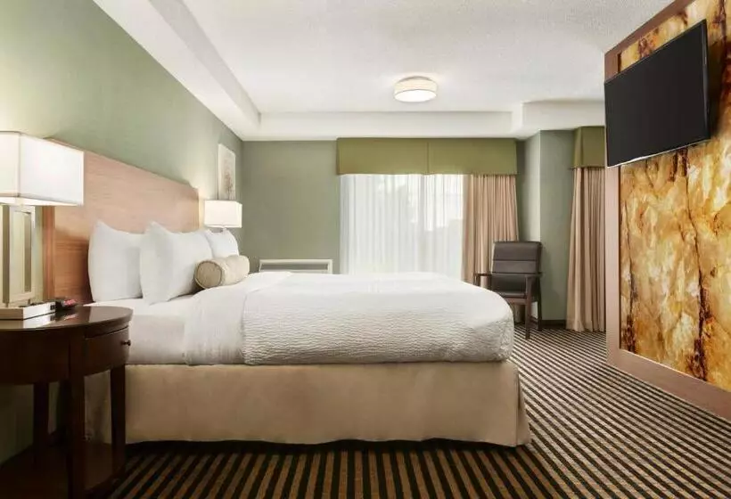 キングサイズベッドのスイートルーム, Days Inn By Wyndham Miramichi Nb