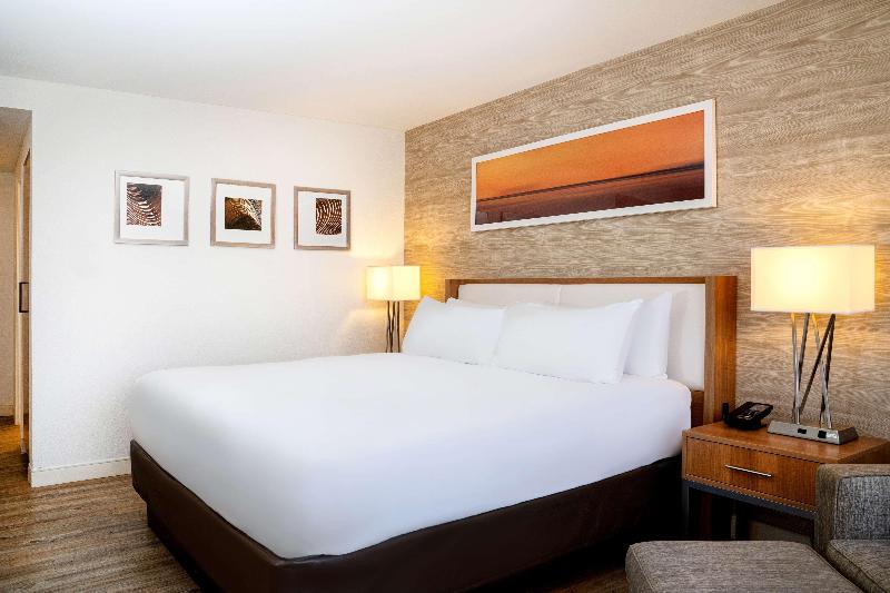 غرفة قياسية سرير كينج, Doubletree By Hilton Kitchener