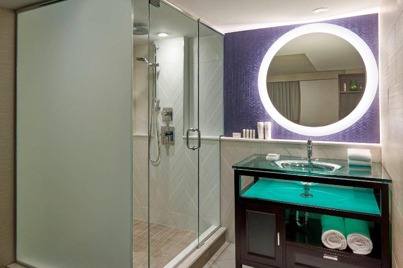 Люкс Кровать Кинг, Fairfield Inn By Marriott Montreal Downtown