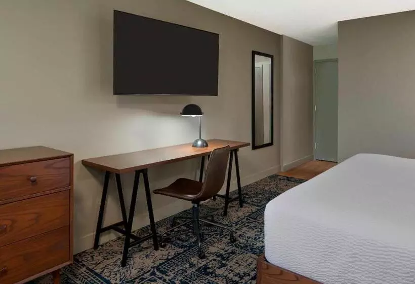 اتاق کلاسیک با تخت دونفره, Four Points By Sheraton Toronto Airport