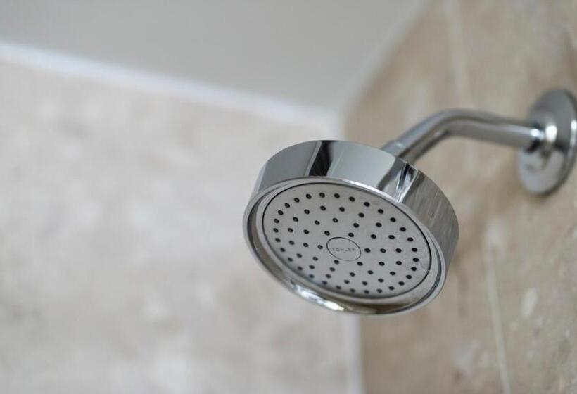 غرفه قياسيه سريرين مزدوجين, Halifax