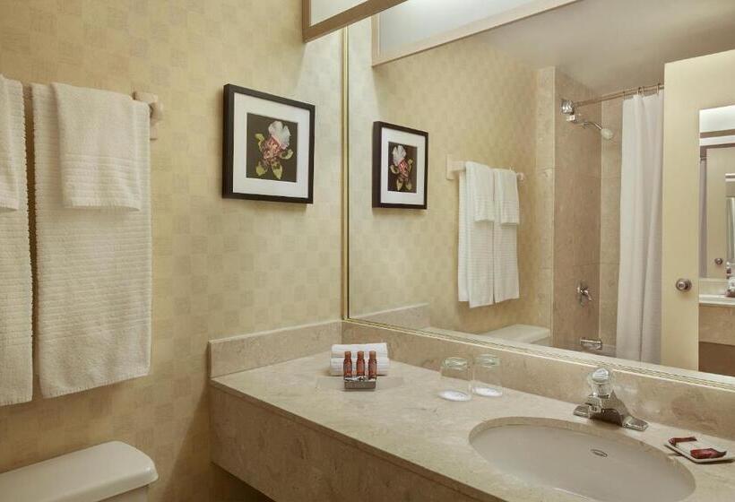 جناح جونيور, Halifax