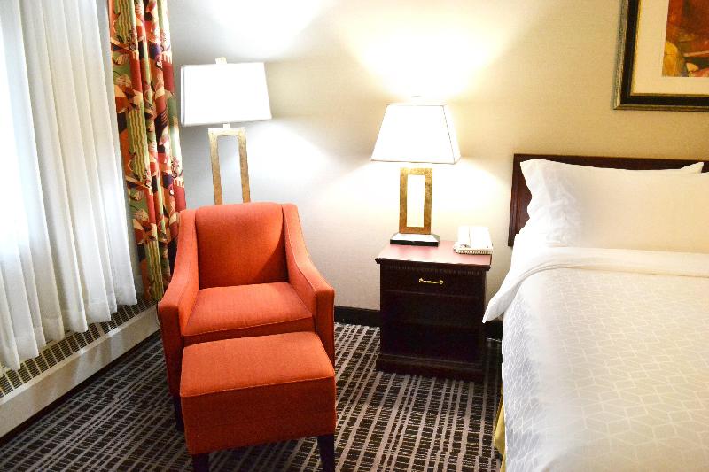 Standard Szoba King Size Bed, Holiday Inn Express Red Deer, An Ihg