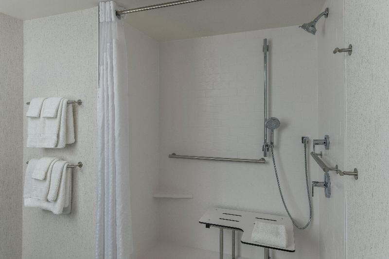 身障者適用キングサイズベッドルーム, Holiday Inn Kingston   Waterfront, An Ihg