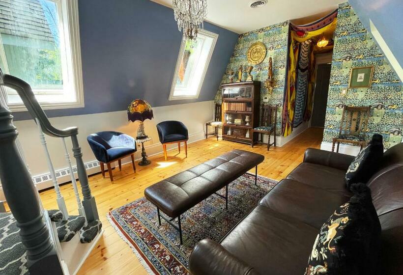 סוויטה, Merrill House