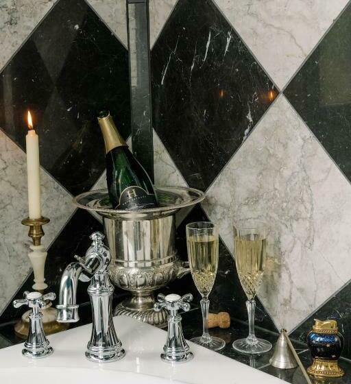 جناح ديلوكس, Merrill House