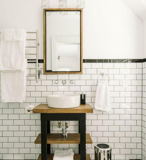 חדר פרמיום לארבעה, Merrill House