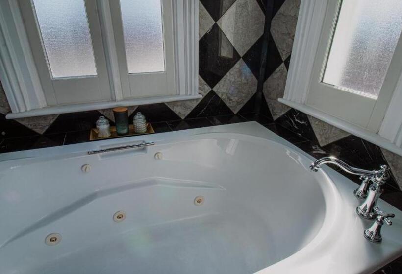 جناح ديلوكس, Merrill House