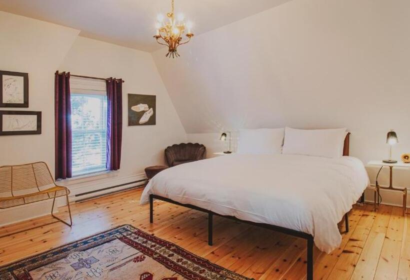 סוויטה דלוקס, Merrill House