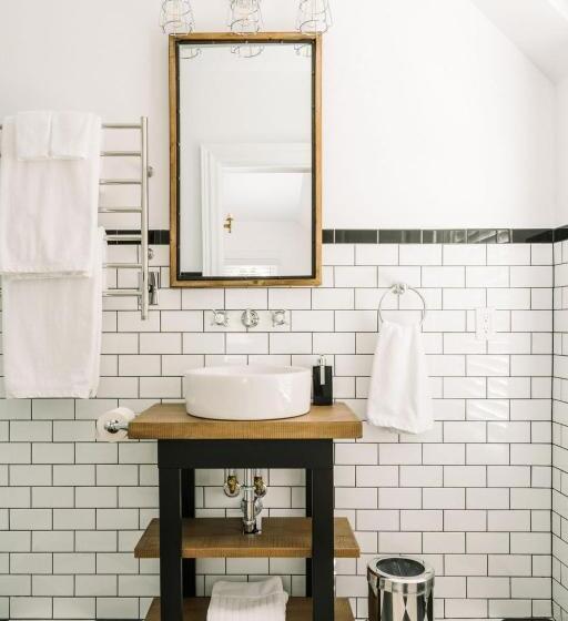 جناح ديلوكس, Merrill House