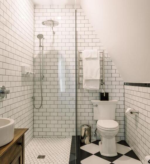 חדר פרמיום לארבעה, Merrill House