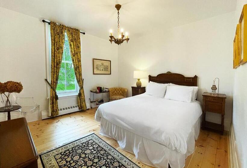 غرفة قياسية, Merrill House