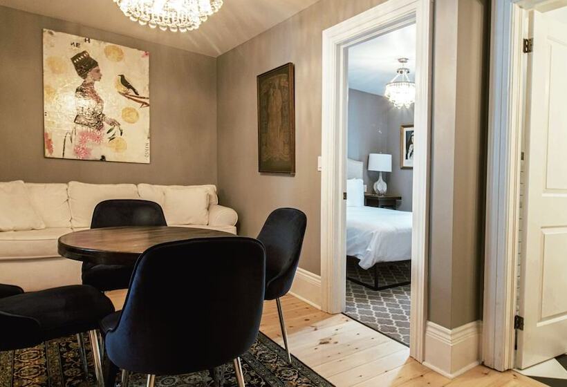 סוויטה, Merrill House