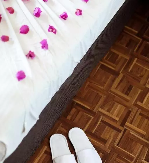 اتاق لوکس با بالکن و چشم‌انداز دریا, Peacock Beach Resort & Spa