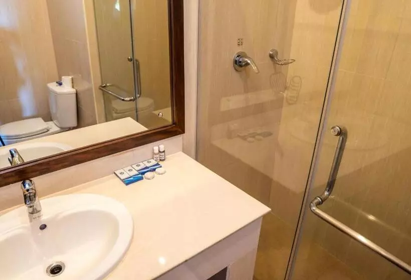 اتاق سه نفره دلوکس با چشم‌انداز دریا, Peacock Beach Resort & Spa