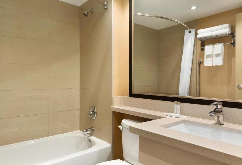 Номер Стандарт 2 Двуспальные Кровати, Travelodge By Wyndham Toronto East