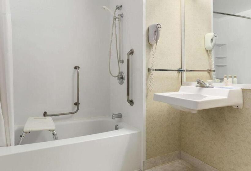 غرفة قياسية سرير كينج, Travelodge By Wyndham Winnipeg East