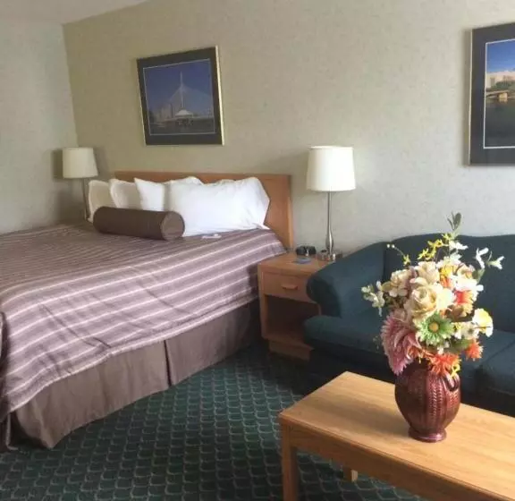 Deluxe Suite King Bed, Travelodge By Wyndham Winnipeg East