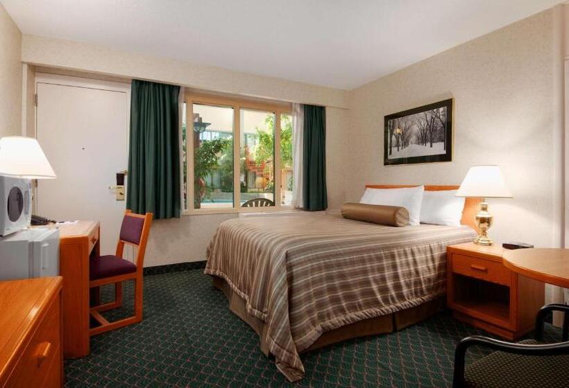 Номер Deluxe, Travelodge By Wyndham Winnipeg East