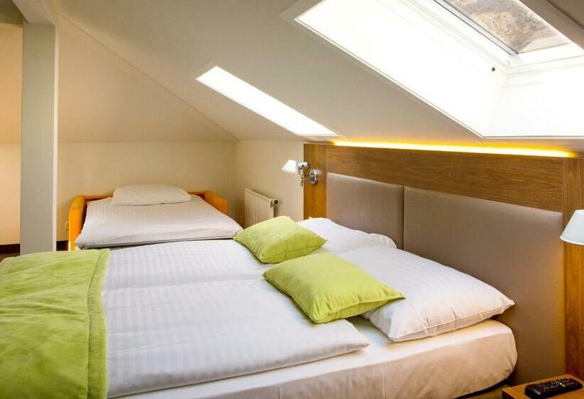 标准三人间, Campanile Martigny