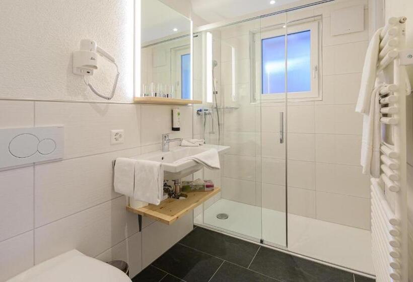 חדר סופריור, Caprice  Grindelwald