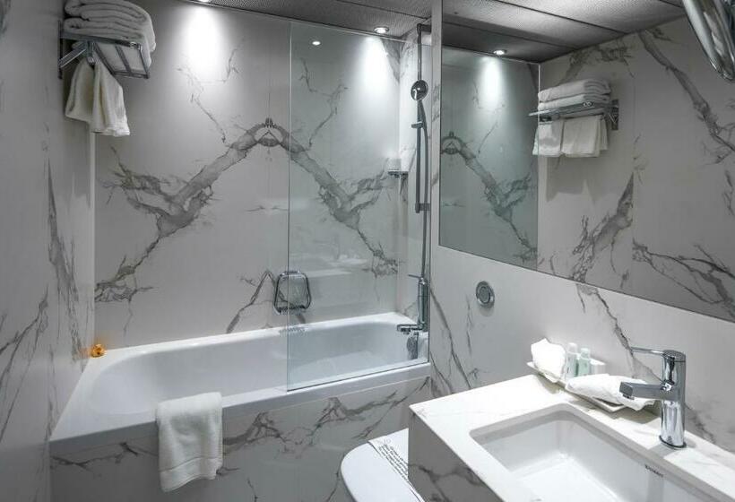 Номер Стандарт Вид на Реку, Central Plaza