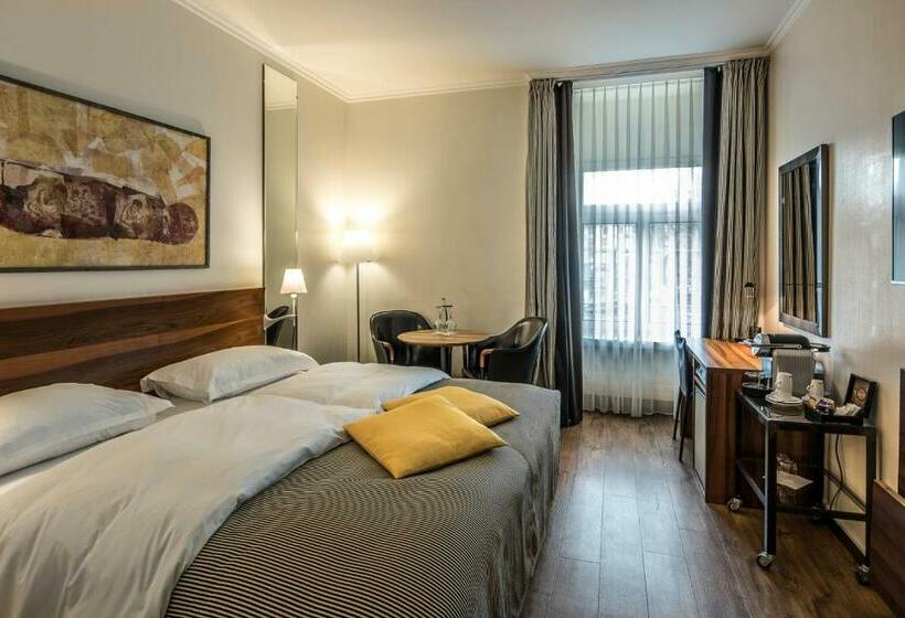 Номер Стандарт Вид на Реку, Central Plaza