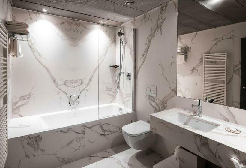 Номер Стандарт Вид на Реку, Central Plaza