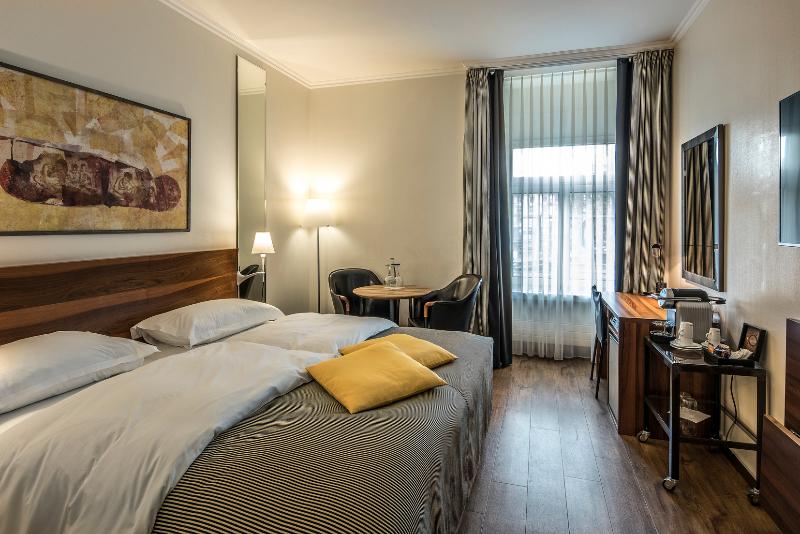 Номер Стандарт Вид на Реку, Central Plaza